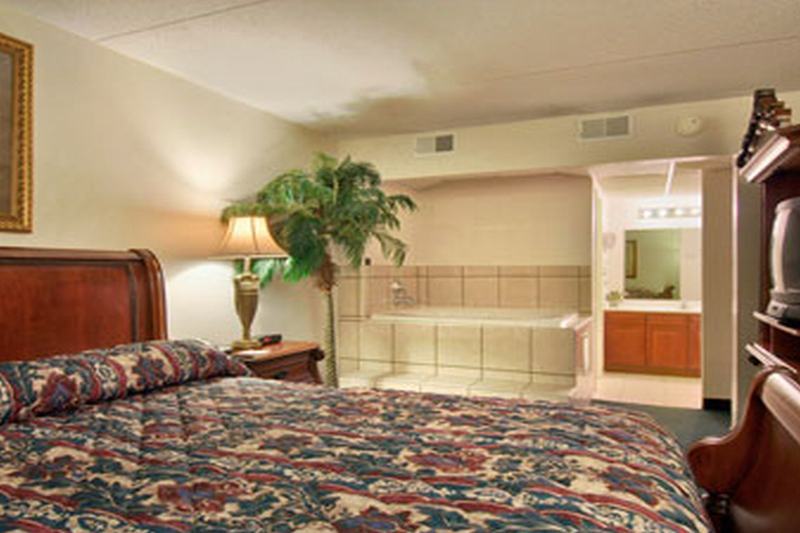 Ramada by Wyndham Henderson/Evansville Exteriör bild